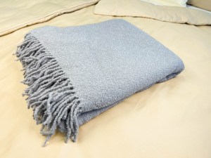 2-hrejiva-deka-vlnena-grey-seda-design-boucle-acko.jpg