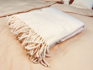 2-hrejiva-vlnena-deka-bila-elegantni-designova-boucle-acko.jpg