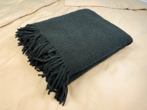 2-hrejiva-vlnena-deka-lahvove-zelena-boucle-design-acko.jpg
