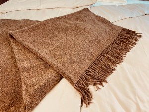 3-hrejiva-deka-vlnena-camel-hneda-zemita-boucle-acko.jpg