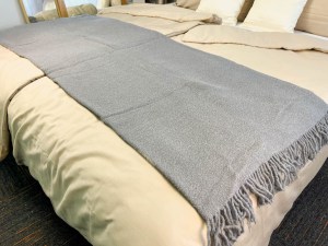 3-hrejiva-deka-vlnena-grey-seda-design-boucle-acko.jpg