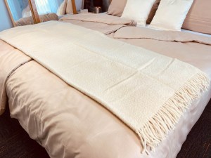 3-hrejiva-vlnena-deka-bila-elegantni-designova-boucle-acko.jpg