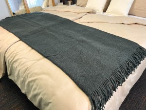 3-hrejiva-vlnena-deka-lahvove-zelena-boucle-design-acko.jpg