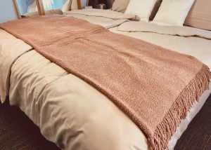 4-hrejiva-deka-vlnena-camel-hneda-zemita-boucle-acko.jpg