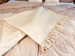 4-hrejiva-vlnena-deka-bila-elegantni-designova-boucle-acko.jpg