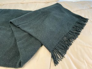 4-hrejiva-vlnena-deka-lahvove-zelena-boucle-design-acko.jpg