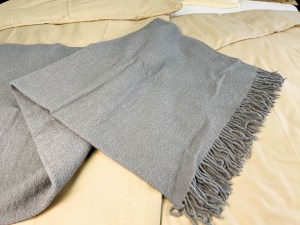 4-hrejiva-vlnena-deka-svetle-seda-designova-boucle-acko.jpg