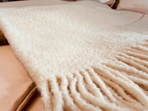 5-hrejiva-vlnena-deka-bila-elegantni-designova-boucle-acko.jpg