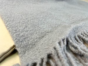 5-hrejiva-vlnena-deka-svetle-seda-designova-boucle-acko.jpg