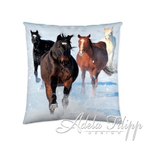 dekoracni-polstar-kone-snih-zimni-horses-snow-acko-45x45